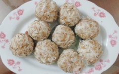 Tắt bếp, để nguội, vo hỗn hợp dừa nạo thành những viên tròn, nhỏ để làm nhân bánh trung thu.