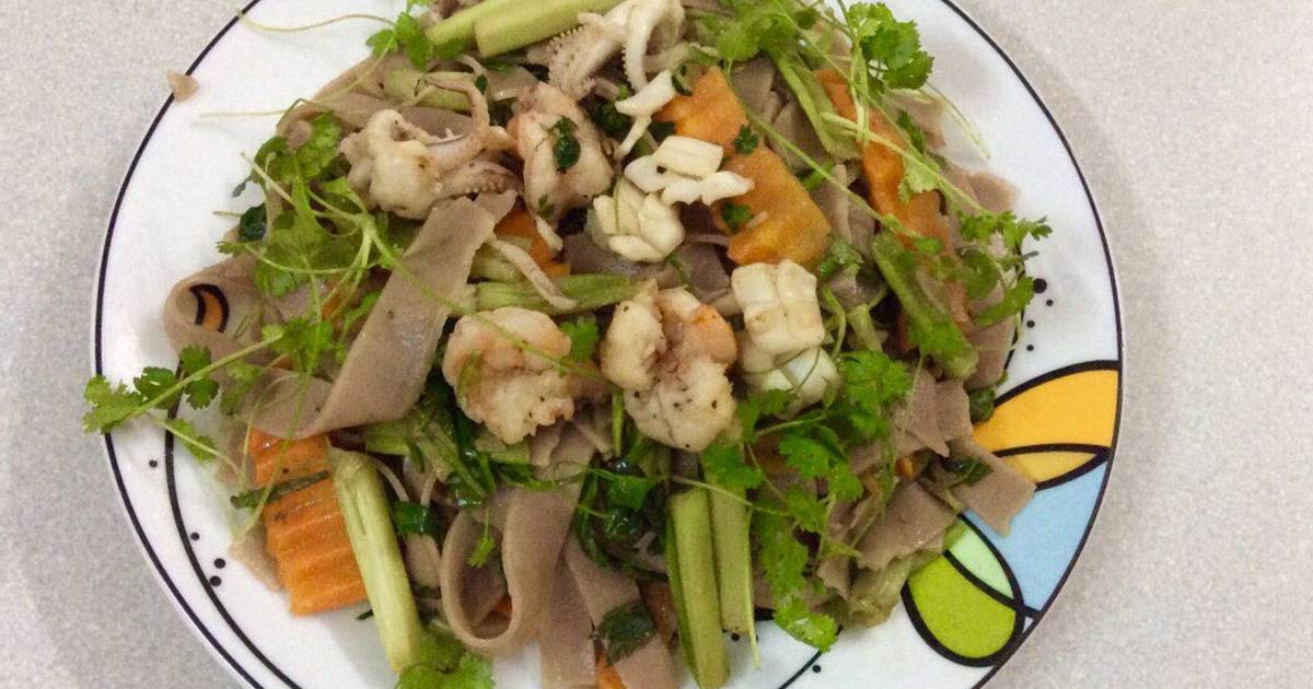 Mì cua gạo lứt xào tôm mực