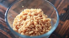 Thịt gà mua về, rửa sạch, băm nhỏ.