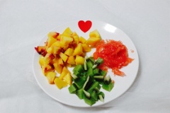 Đào và kiwi gọt vỏ thái hạt lựu. Bưởi bóc bỏ vỏ và hạt, phần tép bưởi tách nhỏ.