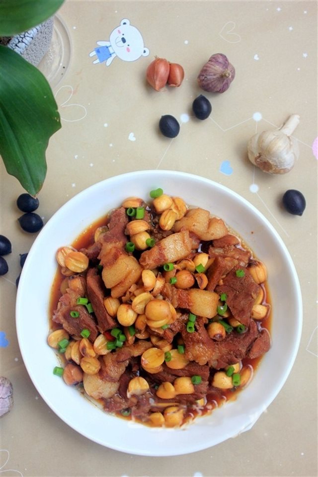Thịt Kho Hạt Sen