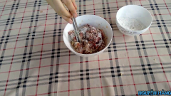 Thịt bò cho vào tô lớn, nêm vào đây liều lượng như ở trên: tiêu, hạt nêm, tỏi trộn đều sau đó cho lòng trắng trứng vào trộn đều, tiếp tục lại cho bột mì vào trộn đều đến khi bột thịt bò khô lại không còn bị dính là được, sau đó để 15 phút cho bò thấm.
