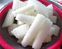 Qua 1 đêm đổ bí ra rổ và rửa qua nước lạnh nhiều lần cho thật sạch. Trải bí ra khay và hong gió cho bí khô (có thể lấy giấy lau khô bí).