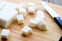 Đổ hỗn hợp sữa rau câu vào hộp rồi cho vào ngăn mát tủ lạnh để đông lạnh lại là có thể dùng được. Khi thấy thạch đã đông thì lấy ra cắt thành từng miếng vuông nhỏ vừa ăn.