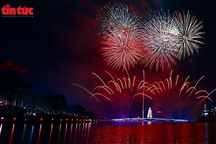 Rực rỡ màn trình diễn pháo hoa nghệ thuật dịp Giỗ Tổ Hùng Vương 2026 - Báo Tin Tức TTXVN