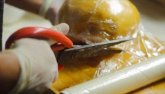 Lưu ý: đối với bánh trung thu, bột chỉ cần nhồi mịn, (mất khoảng 4-5 phút) tránh nhồi quá lâu, làm giản bột, ảnh hưởng đến nét hoa văn khi đóng khuông.