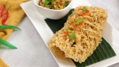 Xếp cá đã chiên và phần gỏi lên đĩa khi ăn dùng phần mắm và nước gỏi xoài trộn đều với thịt cá. Ăn khi cá vừa ráo dầu sẽ cho vị và độ giòn hoàn hảo nhất, kết hợp cùng phần mắm xoài màu sắc bắt mắt chua chua cay cay sẽ làm bạn phải xuýt xoa từ những miếng đầu tiên.