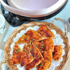 Bỏ túi ngay cách làm Bánh nướng phết sốt ớt đậu cay này nhé! Tranh thủ những lúc rảnh rỗi hãy triển ngay cho cả nhà nhâm nhỉ nào! Đảm bảo bạn sẽ nhận được nhiều lời khen ngợi từ những thành viên gia đình.