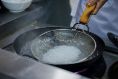 Khi chế biến, cần đun sôi 1 nồi đầy nước rồi mới thả sợi bánh canh vào luộc cho đên khi sợi bánh canh chuyển trong là được. Vớt bánh canh bột lọc ra để riêng.
