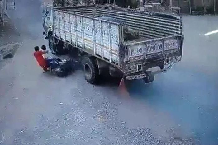 Trượt xe lao vào gầm xe tải, 2 thanh niên thoát chết trong gang tấc - Tạp chí Doanh Nghiệp Việt Nam