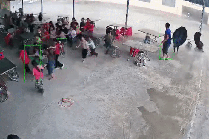 Cơn lốc ở Lào Cai thổi tung bàn ghế, học sinh chạy tán loạn - Tạp chí Tri thức