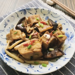Trang trí món ăn với một ít hành lá. Món ăn này rất vừa miệng và phù hợp với tất cả mọi người.
