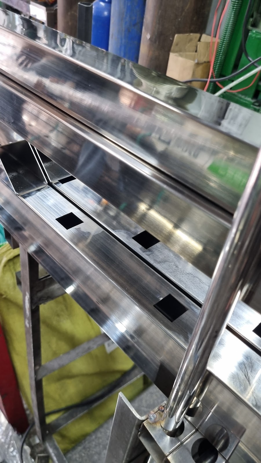Cắt Hoa Văn, Lỗ Trang Trí Lặp Lại Trên Ống Inox Bằng CNC - hộp đục lỗ thật