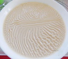 Ngâm lá gelatine trong nước 15 phút. Cho sữa đậu nành vào nồi cùng lá dứa, nấu trên lửa vừa khoảng 20 phút, vừa nấu vừa khuấy. Sữa sôi tắt bếp, vớt lá gelatine cho vào sữa, khuấy đều cho tan hết. Đổ hỗn hợp sữa ra tô lớn, bọc màng bọc thực phẩm lại, cho vào tủ lạnh 4 - 5 tiếng hoặc qua đêm cho đông lại là được.