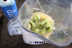 Chuối bóc vỏ thái nhỏ. Kiwi gọt vỏ thái miếng. Cho chuối, kiwi, mật ong, nước ép táo, nước dừa tươi vào, xay nhuyễn hỗn hợp.