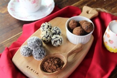 Chocolate truffle với vị béo ngậy của kem tươi, vị đắng nhẹ của cacao, được phủ thêm nhiều loại topping ngoài vỏ sẽ khiến bạn ăn mãi không thôi. Vì là chocolate tươi nên bạn nhớ bảo quản kẹo trong tủ lạnh nhé. Chúc các bạn thành công!