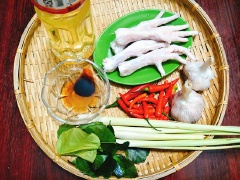 Chân gà nên chọn loại gà công nghiệp mới nhiều thịt. Chân gà mua về đem chà xát kỹ với 1 muỗng canh muối, đem rửa vài lần cho thật sạch, chặt bỏ phần móng chân rồi chẻ chân gà làm đôi. Lá chanh rửa sạch để cho khô ráo; sả cắt khúc dài rồi tước nhỏ; tỏi bóc sạch vỏ; ớt sừng thái khúc ngắn.