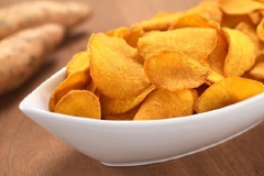 Bày trí snack khoai tây ra đĩa, có thể tương ớt và thưởng thức.