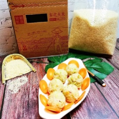 Cho cơm viên phô mai ra đĩa. Trước khi ăn, bạn nên hâm nóng lại để trứng tỏa mùi bùi thơm, cơm viên phô mai ăn sẽ ngon hơn. Chuẩn bị thêm 1 chén nước tương pha ớt cay hoặc tương ớt chấm cùng để ăn thêm bắt vị. Chúc bạn làm thành công món cơm viên phô mai siêu ngon, siêu hấp dẫn này nha!