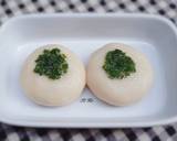 Cho bánh ra dĩa rồi để dầu hành lên mặt bánh