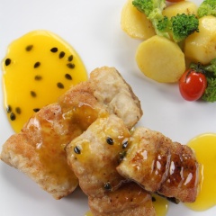 Khi ăn rưới nước sốt lên cá và thưởng thức thôi. Nước sốt chanh dây chua ngọt rưới lên từng miếng phi lê cá vàng giòn đảm bảo sẽ bắt cơm lắm đấy. Cá sốt chanh dây có thể ăn kèm với cơm trắng, hoặc ăn với các loại rau củ xào như một kiểu ăn Lowcarb đều được.
