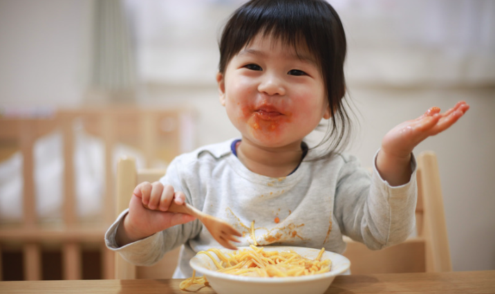 Paediatric SLT working with a child on feeding — online dysphagia course for speech therapists