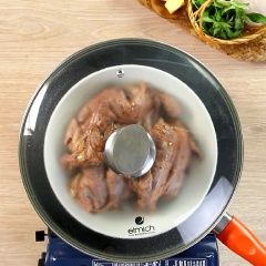 Uớp vào Cút đã sơ chế sạch, để ráo 1/2 muỗng canh hạt nêm,1/2 muỗng cà phê muối, 2 muỗng canh nước tương, 2 muỗng canh mật ong, 1 muỗng cà phê tiêu, 1 muỗng canh ngũ vị hương, 1 muỗng canh tỏi băm, 1 muỗng canh hành tím băm. Trộn đều, để 2 tiếng cho cút thấm gia vị. Sau đó, đem cút đi hấp trong vòng 15 phút.