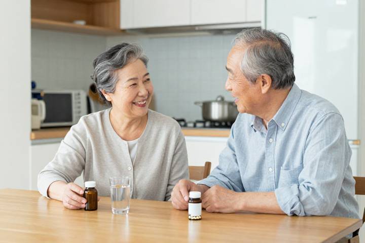 朝の食卓で健康的に過ごす日本の高齢夫婦