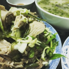 Thế là xong, bày ra dĩa dùng chung với cháo và nước mắm gừng nhé. Gỏi nộm rau muống thịt vịt có chút mỡ màng của vị và tươi ngon, giòn dai của rau muống và cải nồi, chắc hẳn sẽ là món ăn thú vị cho cả nhà quây quần