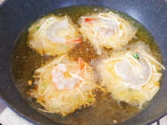 Chiên bánh đến khi vàng thì trở mặt còn lại. Chiên đến khi bánh chín đều thì vớt ra giấy thấm dầu. Sauk hi chiên hết khoai thì cho nốt phần khoai còn lại vào bột.Trộn đều rồi chiên tiếp đến khi hết tôm.