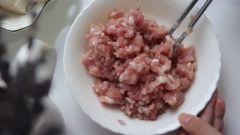 Chuyển qua công đoạn ướp thịt: Thịt cho vào bát rồi cho tiếp 1/2 tsp muối, 1/2 tsp hạt nêm, 1 tsp nước mắm, 1 tsp hành tím và 1/4 tsp đường vào chung với thịt. Trộn đều hỗn hợp và ướp trong 15 phút.