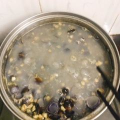 Đun sôi nước bỏ 1 muỗng cà phê muối cho hến vào. Khi đun sôi, hến tách vỏ thì lấy đũa quấy đều cho ruột hến tách khỏi vỏ và nổi lên trên. Lấy vợt vớt ruột hến ra, sau đó rửa sạch ruột hến và vắt kiệt nước.