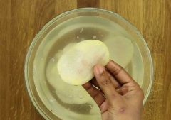 Khoai tây mua về đem rửa sạch vỏ, có thể gọt hoặc giữ lại vỏ tùy thích. Đem bào lát mỏng khoai tây rồi ngâ ngay vào tô nước đá lạnh khoảng 30 phút cho khoai giòn và sạch nhựa. Vớt khoai ra, dùng khăn thấm cho thật ráo nước.