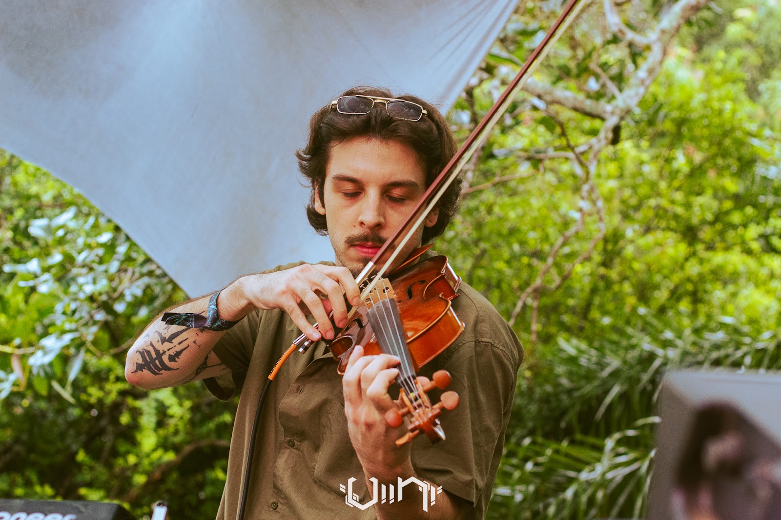VUTT'UN playing violin live