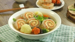Vậy là từ một miếng bóng bì heo đã chế biến thành một món canh bóng thả ngon, độc đáo và đầy màu sắc, đặc trưng cho món ăn ngon miền Bắc rồi nhé. Những miếng bóng bì dẻo mềm, nước dùng có thanh trong có vị tươi mát của rau củ. Cách nấu canh bóng thả có hơi chút cầu kì nhưng mang đến bữa cơm gia đình ngày Tết thật ấm cúng đấy.