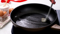 Quét dầu chống dính và làm nóng chảo, sau đó đổ bột vào tráng mỏng, sau 2 phút lật mặt cho chín đều 2 mặt. Bạn không nên quét dầu thường xuyên, chỉ quét dầu sau khi làm 5-6 lớp bánh, như vậy bánh của bạn sẽ đẹp, không bị xém mặt.
