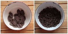 Đầu tiên, bạn cắt chocolate thành từng miếng vụn nhỏ. Tiếp đến cho bơ vào chocolate. Trong một nồi khác, cho whipping cream bắc lên bếp đun đến khi lăn tăn sôi thì tắt bếp.