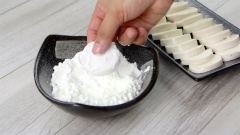 Cắt đậu hũ non thành những miếng dày khoảng 1.5 - 2 cm, lấy từng miếng nhúng vào bột bắp sao cho bột bắp áo một lớp mỏng xung quanh. Đun nóng 200ml dầu ăn, thả từng miếng đậu hủ non vào chiên giòn 2 mặt rồi gắp ra dĩa có lót giấy thấm dầu.
