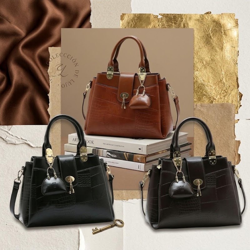 Cartera de mano con bandolera y accesorio colgante