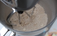 Tiếp theo, cho 120gr bơ vào, trộn đến khi bột trông giống như những vụn bánh mì là được.