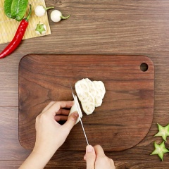 Cắt đôi cà pháo ngâm. Chuối chát lột vỏ, cắt khoanh tròn, không cắt chuối quá mỏng sẽ làm chuối bị dập khi trộn gỏi. Khế chua và tắc cắt lát mỏng. Với chuối và khế, sau khi cắt bạn bỏ ngay vào bát nước lọc có pha muối loãng để giữ chuối và khế được giòn, không bị thâm. Cắt nhỏ hỗn hợp rau thơm rau thơm: ngò gai, húng chanh, húng quế, kinh giới. Ớt sừng cắt sợi dài.