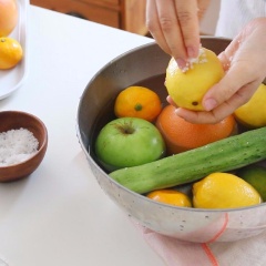 Với các loại trái cây, dùng baking soda chà xát vào phần vỏ bên ngoài của trái chanh, cam và quýt rồi rửa lại thật sạch. Còn thơm, củ dền, dưa leo gọt vỏ, rửa sạch. Cắt các loại trái cây thành lát mỏng có độ dày cỡ 0,3cm. Sau đó xếp trái cây vào khay nướng. Mở lò ở 70 độ C, đặt khay trái cây vào và sấy từ 6 - 8 tiếng là được.