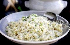 Pasta sốt bông cải trắng với hương vị thơm ngon, bùi bùi của bông cải ăn cùng nui mềm dai mà không hề ngán đâu nhé. Bạn có thể thêm ngay món này vào thực đơn của cả nhà đấy.