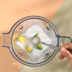 Xay bơ: Cho vào máy xay 200gr bơ, 150ml sữa tươi, 50gr sữa đặc, 150ml nước cốt dừa, 15gr đường cát và 1 muỗng cà phê nước cốt chanh. Xay đều cho hỗn hợp nhuyễn mịn.