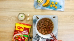 Bắc nồi lên bếp, cho vào 2 muỗng canh dầu ăn, sau đó cho 10gr hành tím vào phi thơm. Cho thịt bò đã ướp vào xào khoảng 1 phút đến khi săn lại thì cho vào nồi 500ml nước và 100gr hạt sen. Hầm lửa vừa trong 20 phút đến khi mềm.