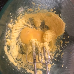 Phần bột bánh quy bơ: Làm mềm 70gr bơ ở nhiệt độ phòng, thêm vào 30gr đường bột. Dùng máy đánh trứng trộn đều bơ và đường cho đến khi bơ nhạt màu, hơi phồng lên. Đánh tan 1 quả trứng cho đều, chia dung dịch trứng đã đánh tan và đổ lần lượt vào hỗn hợp bơ, dùng máy đánh trộn đều.