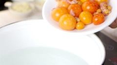 Nấu một nồi nước sôi, cho lòng gà vào luộc sơ 5 phút rồi vớt ra để ráo nước. Lòng gà rửa sạch, cắt miếng vừa ăn, ướp với 2 muỗng cà phê hạt nêm và 1/2 muỗng cà phê tiêu trong 10 phút cho thấm gia vị.