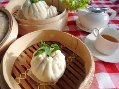 Nấu 1 nồi nước và 2 muỗng giấm. Khi nồi nước sôi bạn hãy cho xửng bánh vào hấp 15 phút. Qua 15 phút bạn mở nắp nồi cho thoát các hơi nước bám trên nắp rồi hấp tiếp 15 phút nữa là bánh chín. Bánh bao trứng vịt muối có vỏ bánh nở xốp, mềm thơm bao bọc lấy nhân thịt nấm, trứng muối bùi béo hấp dẫn. Có thời gian rỗi thử tập tành làm bánh bao nhân mặn này cho bữa sáng cả nhà nhé!