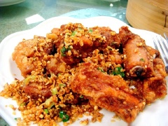 Chỉ mất 30 phút, bạn đã có ngay đĩa sườn chiên tỏi ớt lạ miệng, đưa cơm rồi đấy. Còn chần chừ gì nữa, cùng trổ tài để đãi cả nhà thôi.