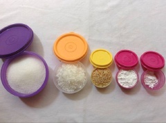 Chuẩn bị nguyên liệu. Khoai mì lột vỏ rửa sạch, xong ngâm vào nước có pha 1 muỗng cà phê muối ngâm trong 4 giờ (sạch nhựa mủ của khoai). Sau đó rửa lại để ráo.
